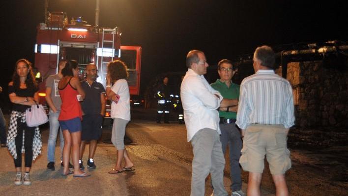 Olbia, incendio a Pittulongu: a fuoco auto e parcheggio nel residence