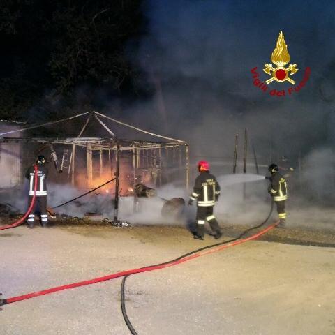 La baracche andate a fuoco a Carmignano