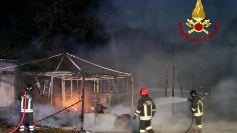 La baracche andate a fuoco a Carmignano