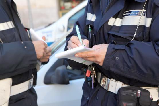 Incidente a Marina di Carrara, chiamano i vigili ma si beccano la multa 