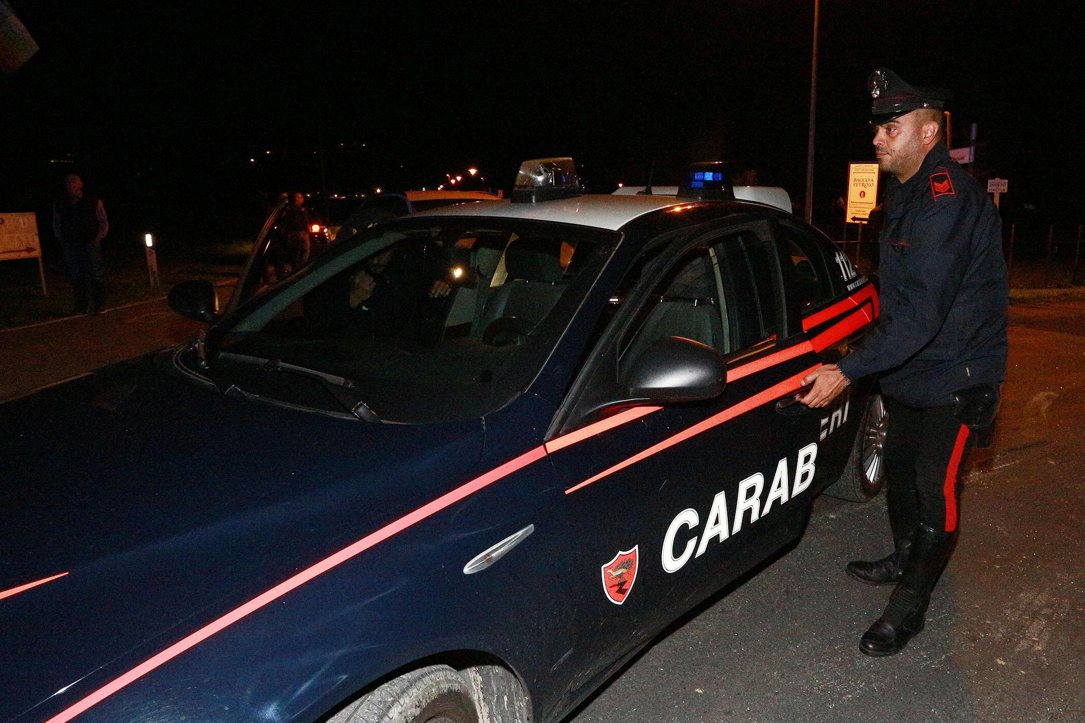 Una pattuglia dei carabinieri (foto d'archivio)