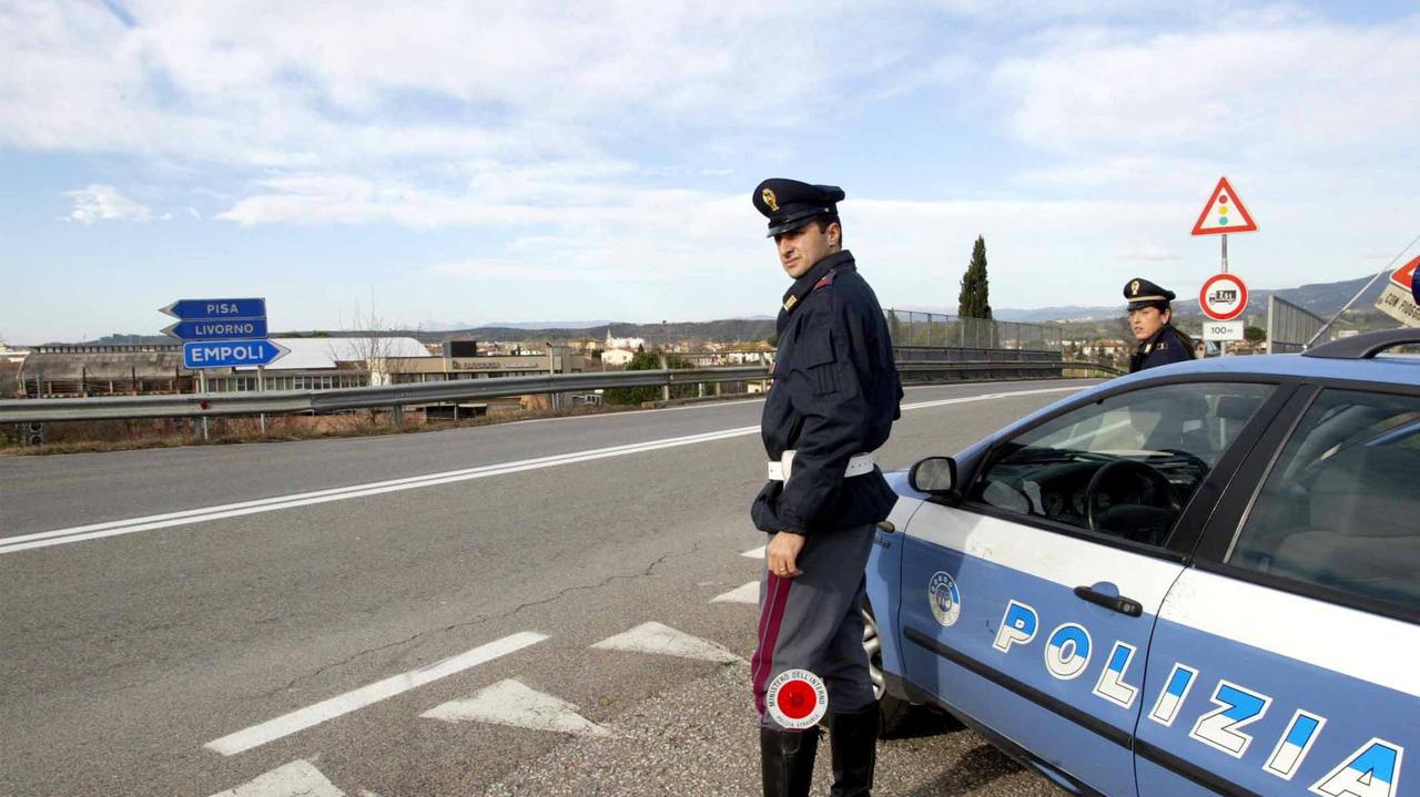 Gli agenti della Polstrada sulla Fi-Pi-Li