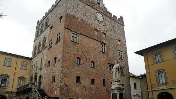 Palazzo Pretorio e accanto l'edificio ex Monte dei Pegni