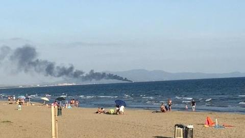 Fiamme sulla barca: a bordo c'è anche una bambina