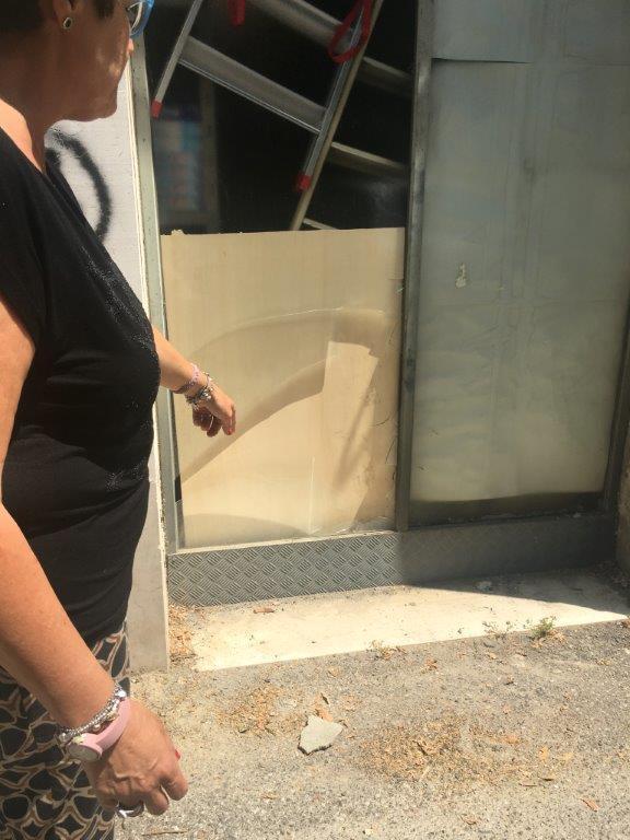 Danni provocati dai ladri in un negozio