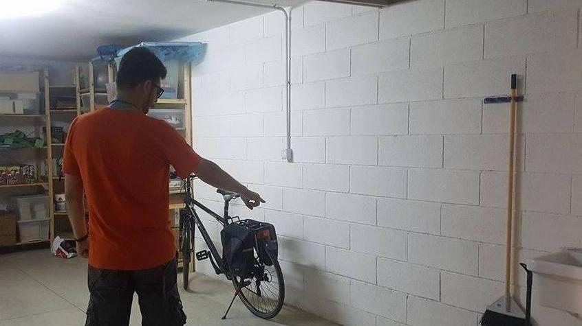 Uno dei follonichesi derubati indica il punto del garage in cui era parcheggiato il suo scooter