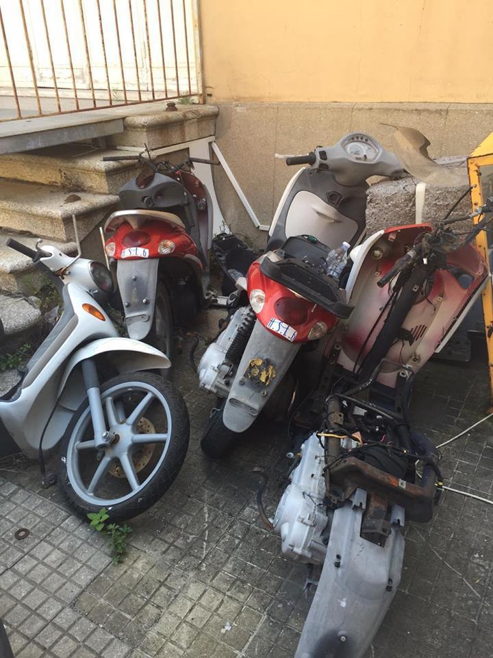 Una mini-discarica nel cortile interno dell'ospedale