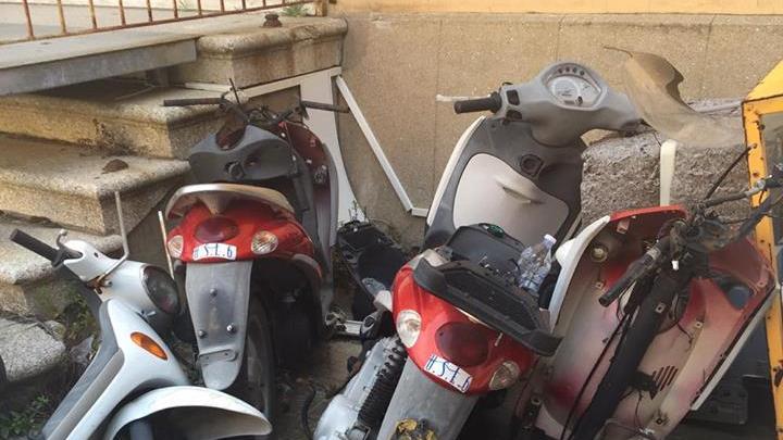 Una mini-discarica nel cortile interno dell'ospedale