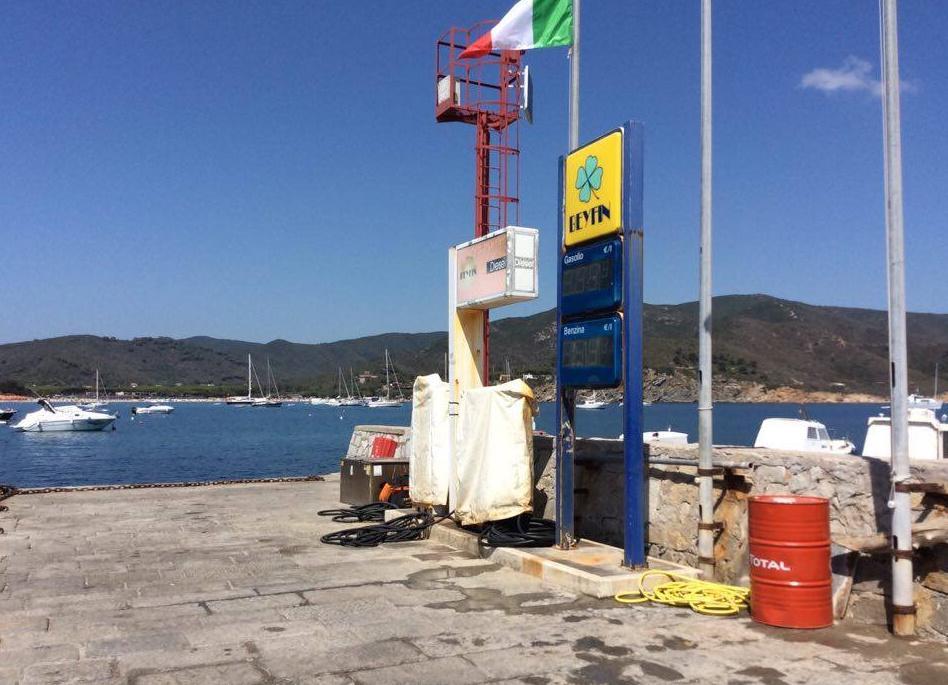 Il distributore di Marina di Campo, ancora chiuso (foto Di Stefano)