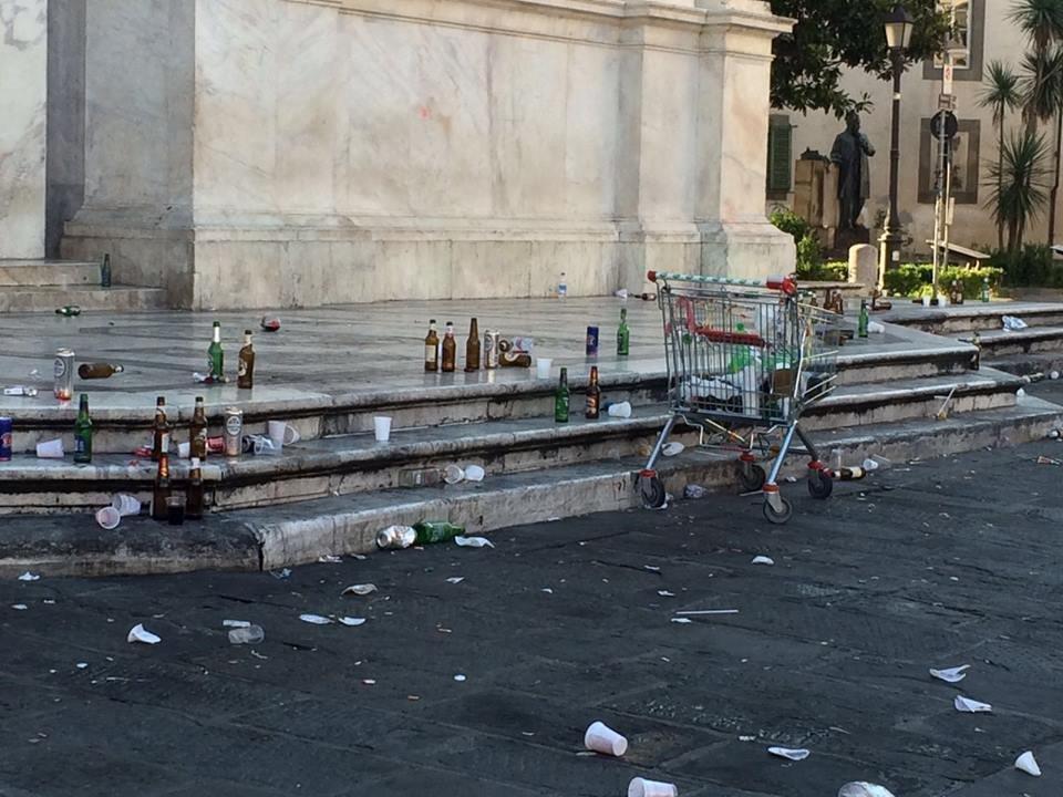 Piazza dei Cavalieri dopo una notte di movida 