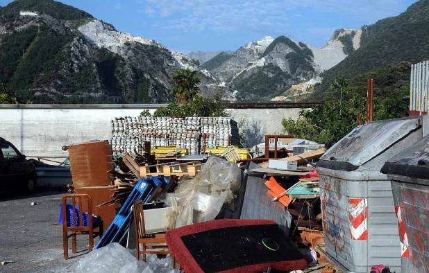 La discarica a cielo aperto accanto ai cassonetti di Codena