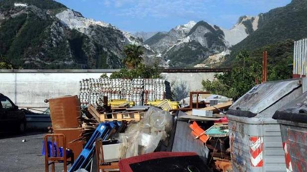 La discarica a cielo aperto accanto ai cassonetti di Codena