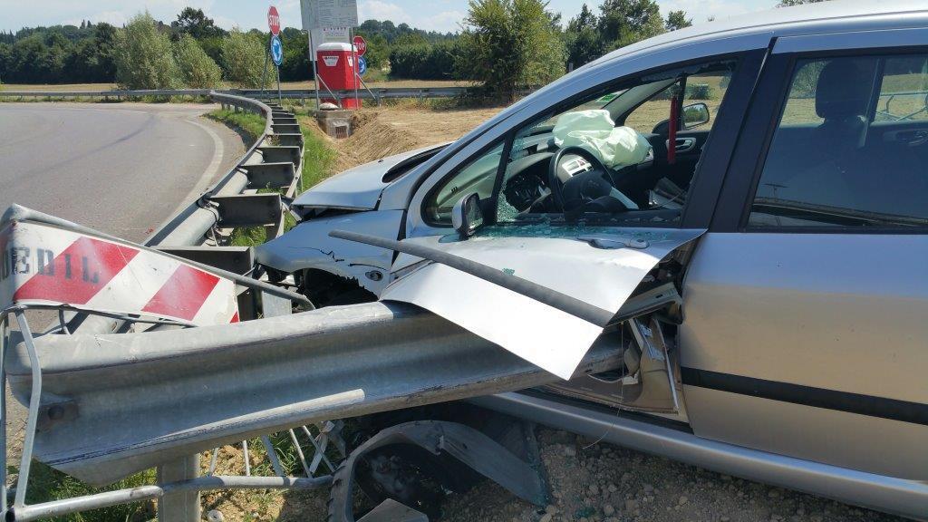 Il guard-rail ha sfondato lo sportello dell'auto (Foto Agenzia Carlo Sestini)
