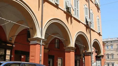 Modena, degrado e sosta selvaggia Via Farini: va tutelata