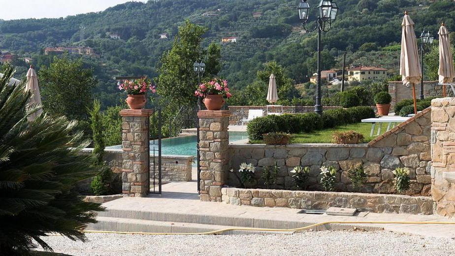 Bambina di 12 anni rischia di annegare nella piscina di un agriturismo