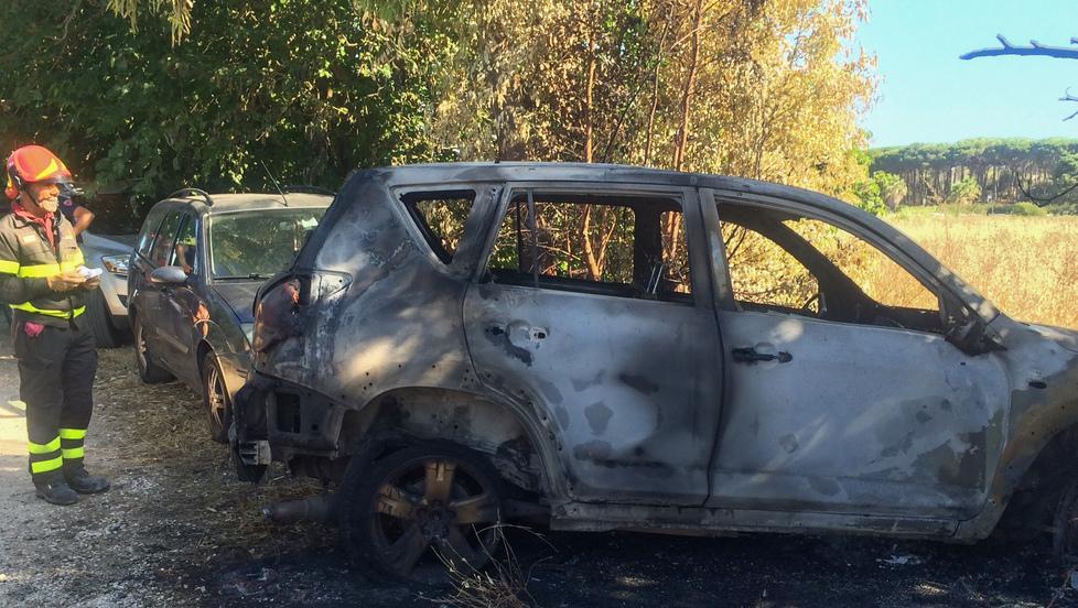 Alghero, auto prende fuoco a Maria Pia: esplosione e panico tra i bagnanti 