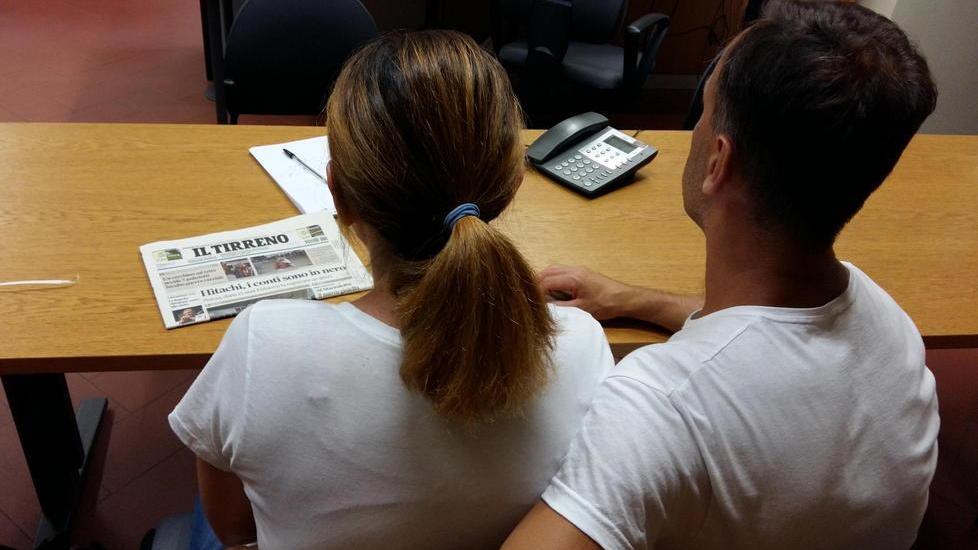 Sale su un ponteggio e minaccia di uccidersi