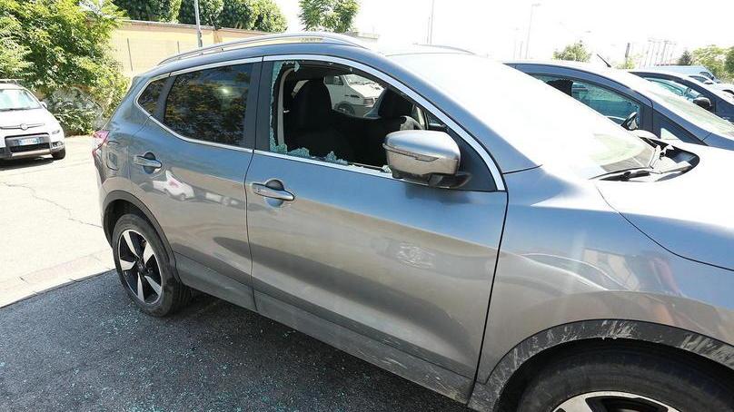 Raid di ladri-vandali sfondati i finestrini a sei auto in sosta