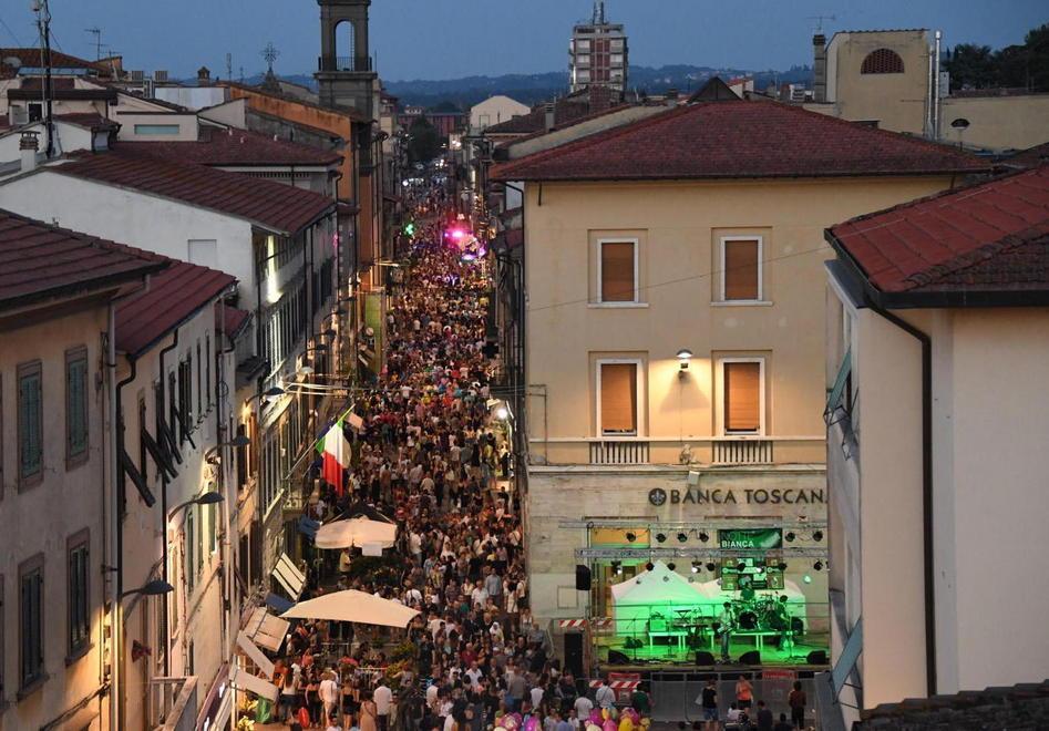 Migliaia di persone invadono il centro 