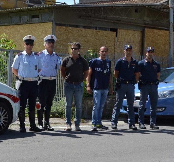 Scoperto a spacciare, tenta la fuga 