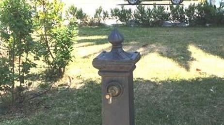 Fontanella senza acqua in piazza degli Alpini