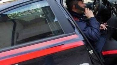 Si tuffano nella laguna per sfuggire ai carabinieri