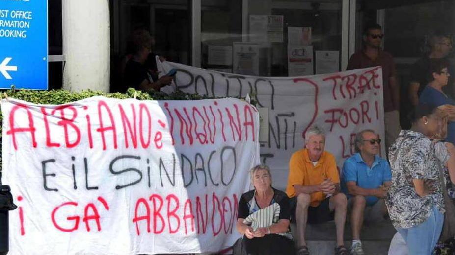 La protesta dei “no” Costa sale in Comune ad Aulla