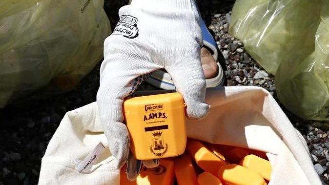 Scogliere liberate da una tonnellata di immondizia