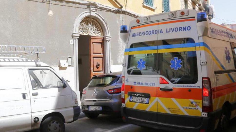 Imprenditore 53enne trovato morto seduto a tavola