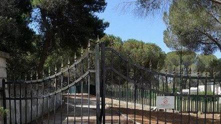 Ingresso alla pineta chiuso da un mese