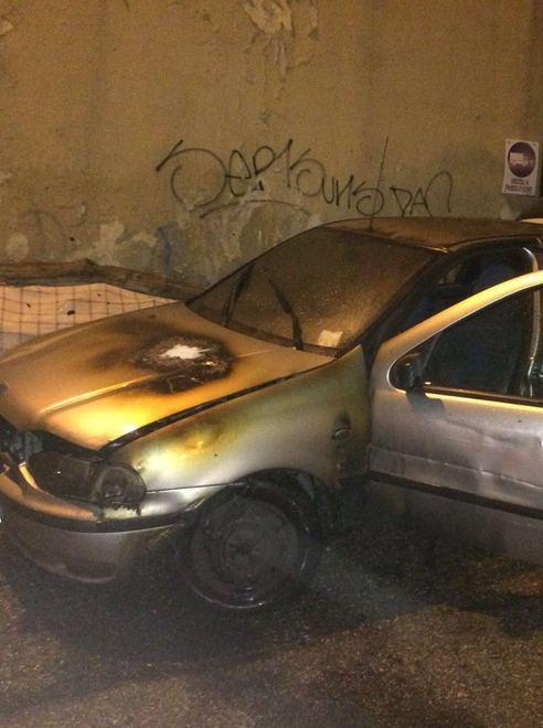 La Fiat Palio di un operaio distrutta dalle fiamme 