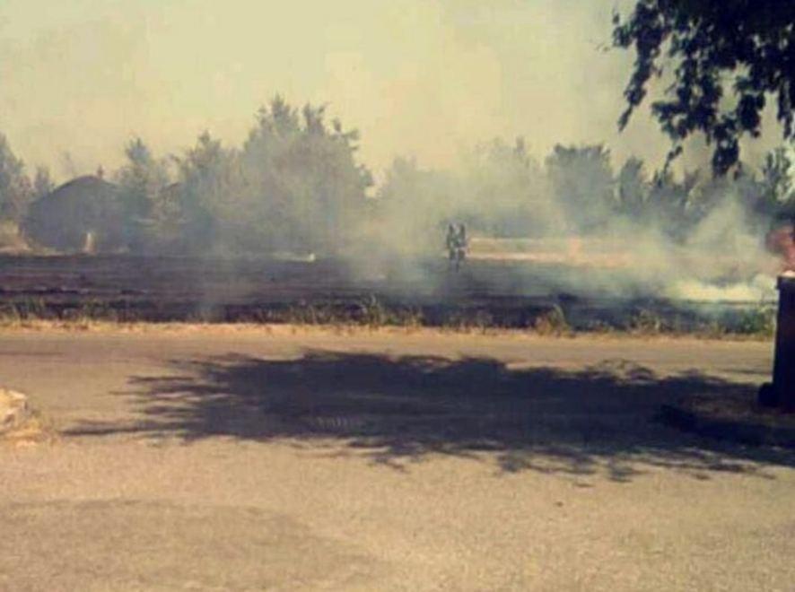 Un’imballatrice prende fuoco 