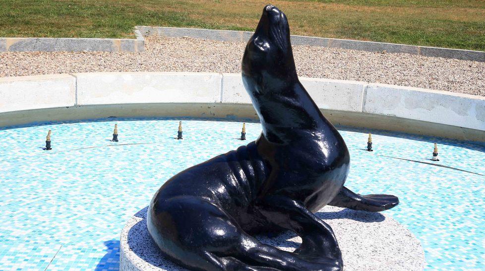 La foca risplende di nuovo al centro della fontana