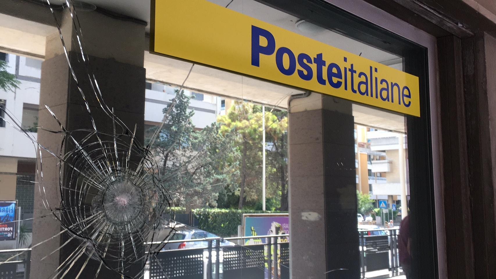 Lo spacco agli uffici postali di via Zagabria (foto Mario Rosas)