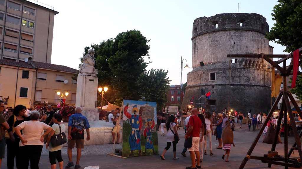 Festa medievale con polemiche nel cuore di Avenza