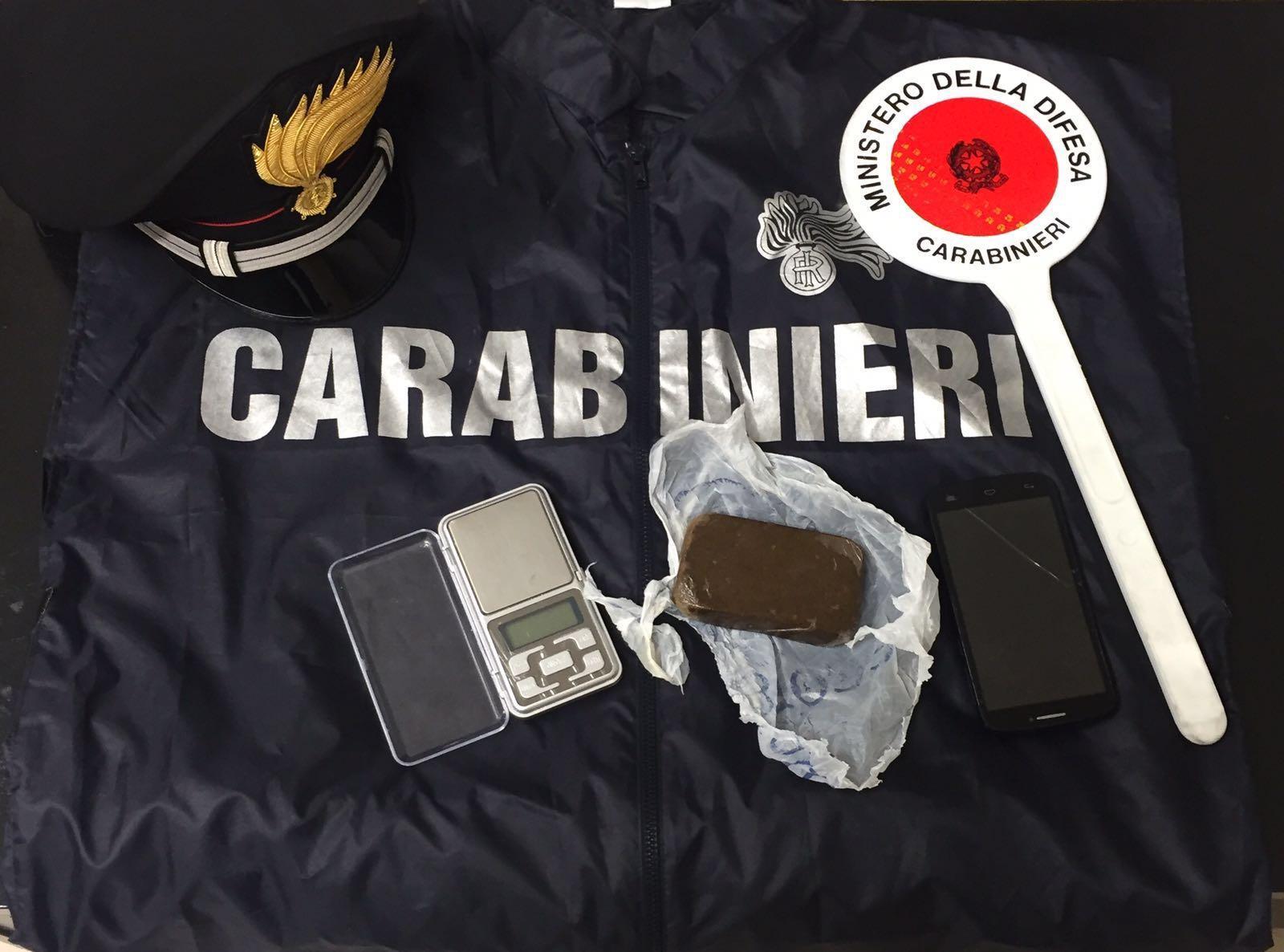 Il panetto di hashish sequestrato