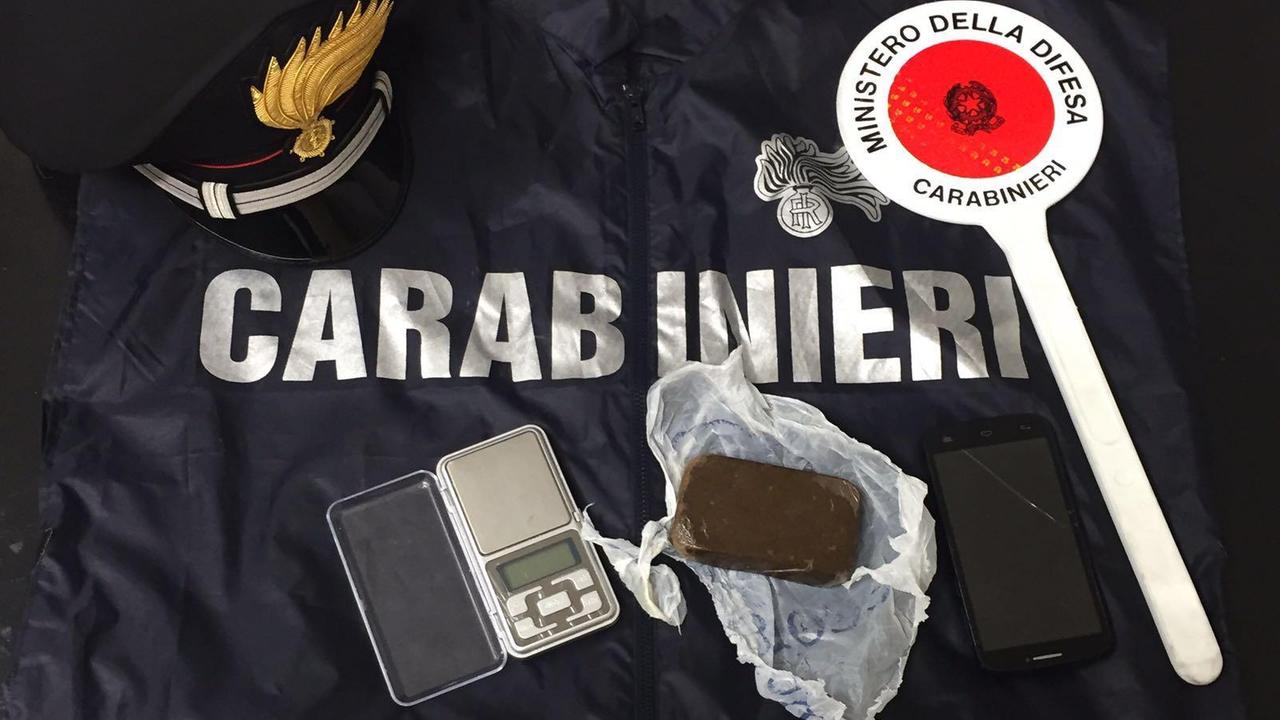 Il panetto di hashish sequestrato