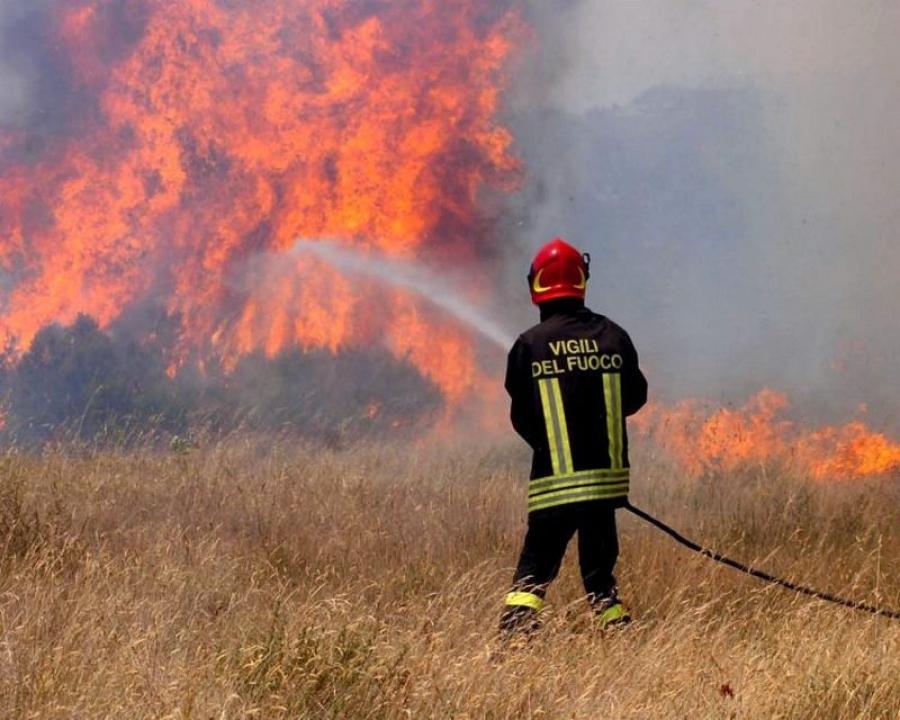 Vigili del fuoco in azione in un incendio