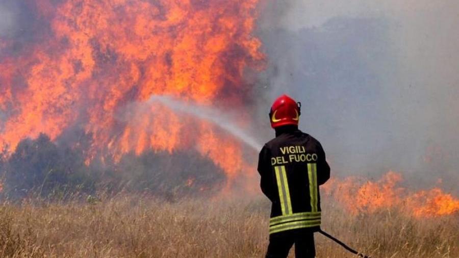 Vigili del fuoco in azione in un incendio