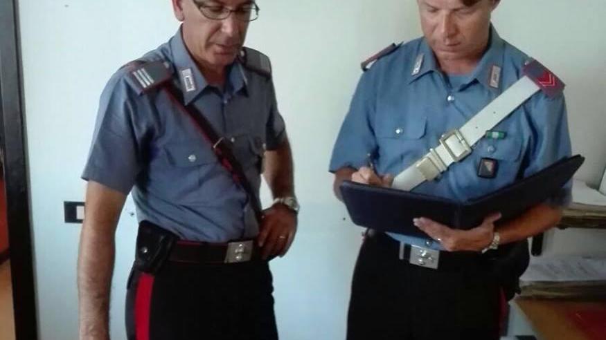 I carabinieri con la droga e i soldi sequestrati