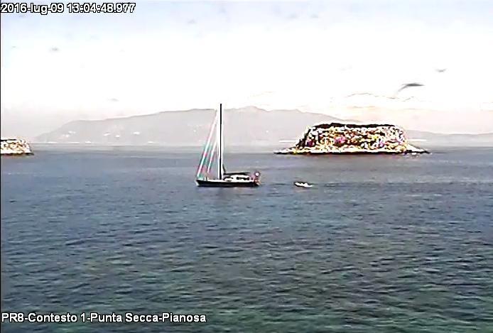 La barca a vela davanti a Pianosa