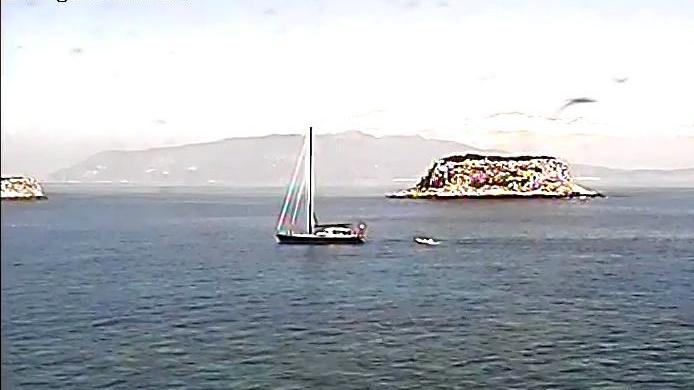 La barca a vela davanti a Pianosa