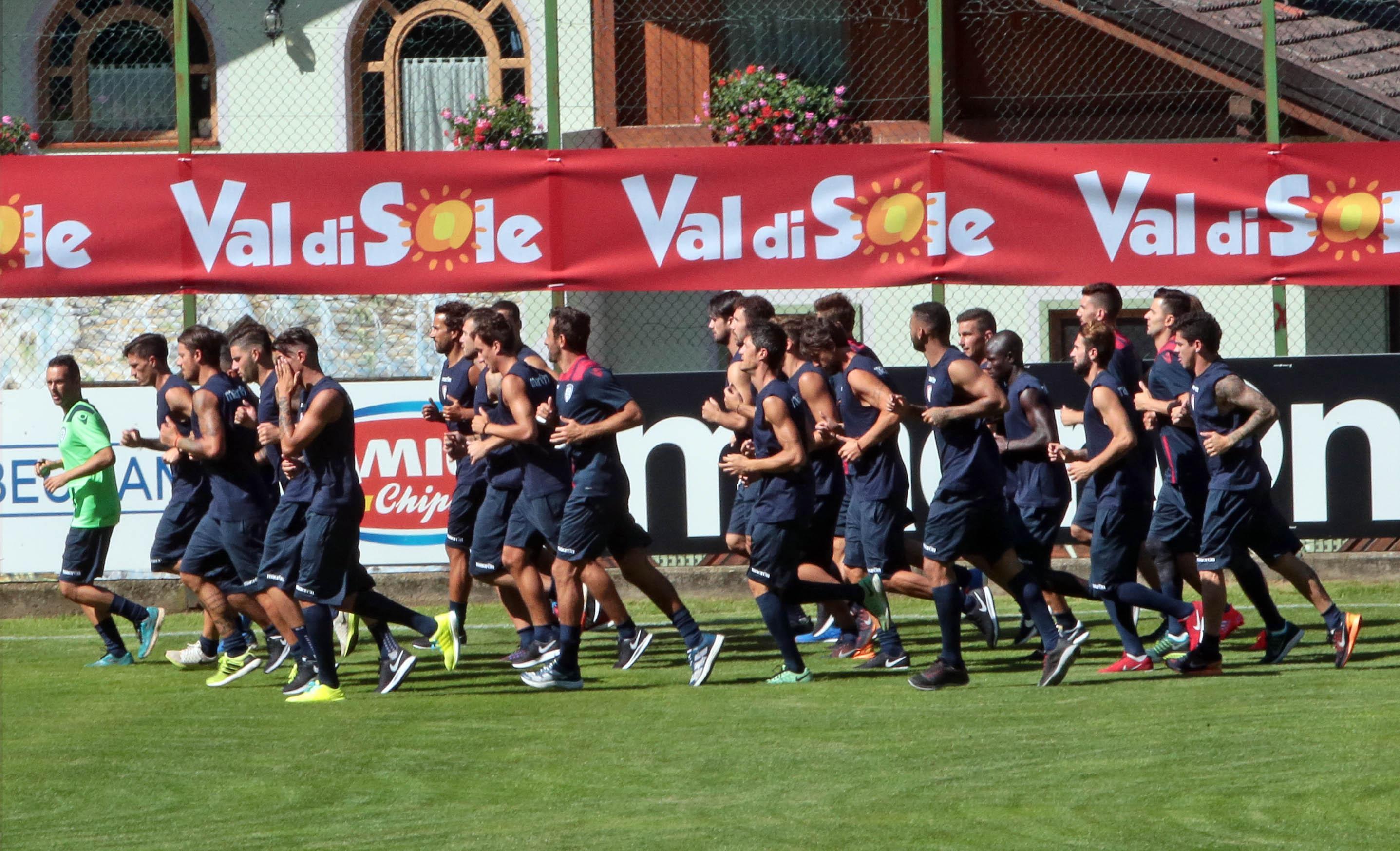 I giocatori del Cagliari in allenamento a Pejo
