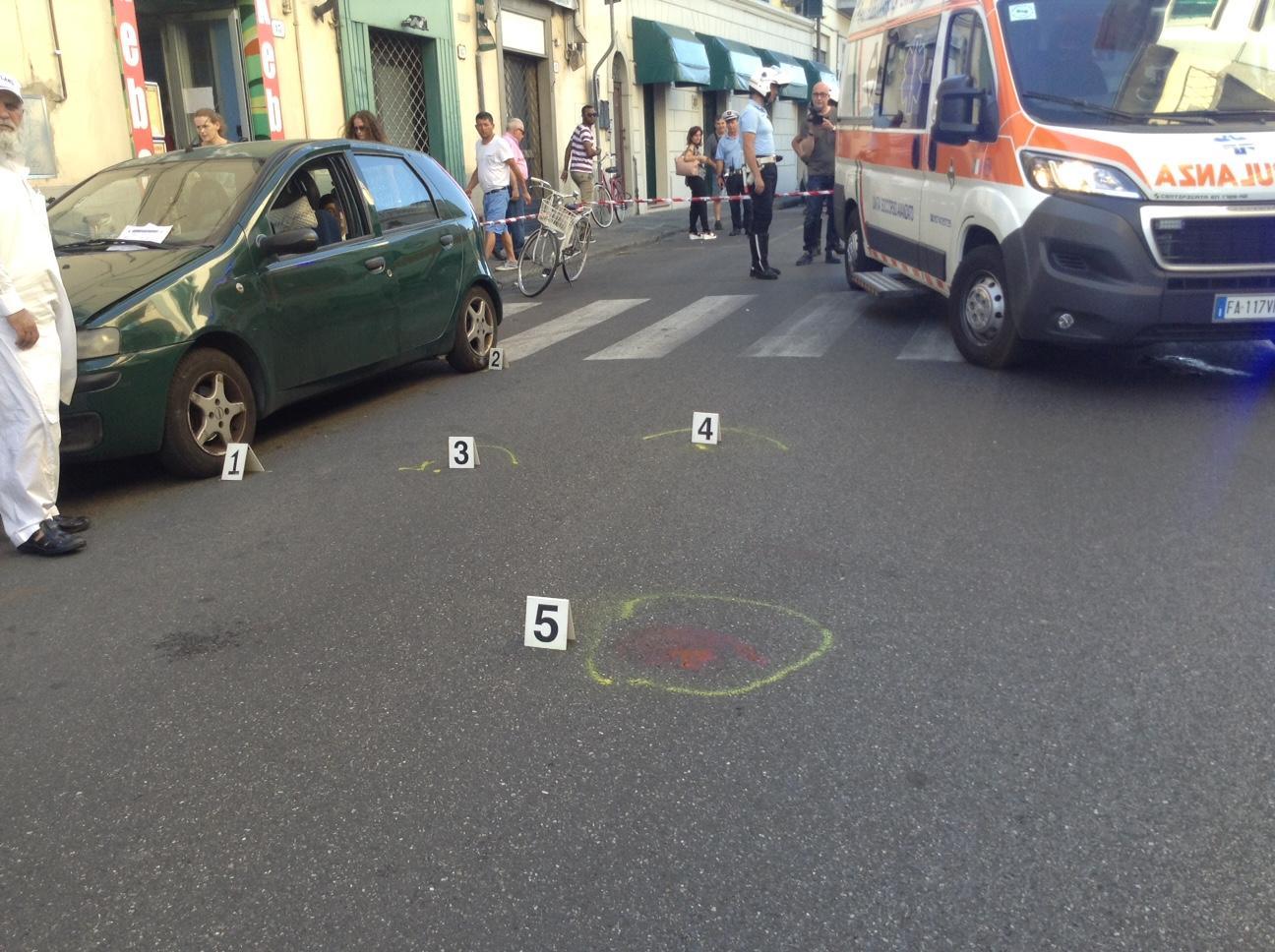 I rilievi della polizia municipale nel luogo dell'incidente