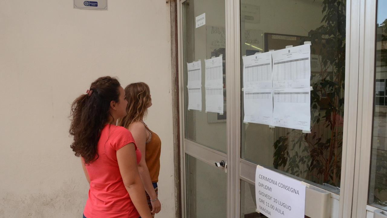 Studenti davanti alle bacheche con i risultati (foto d'archivio)