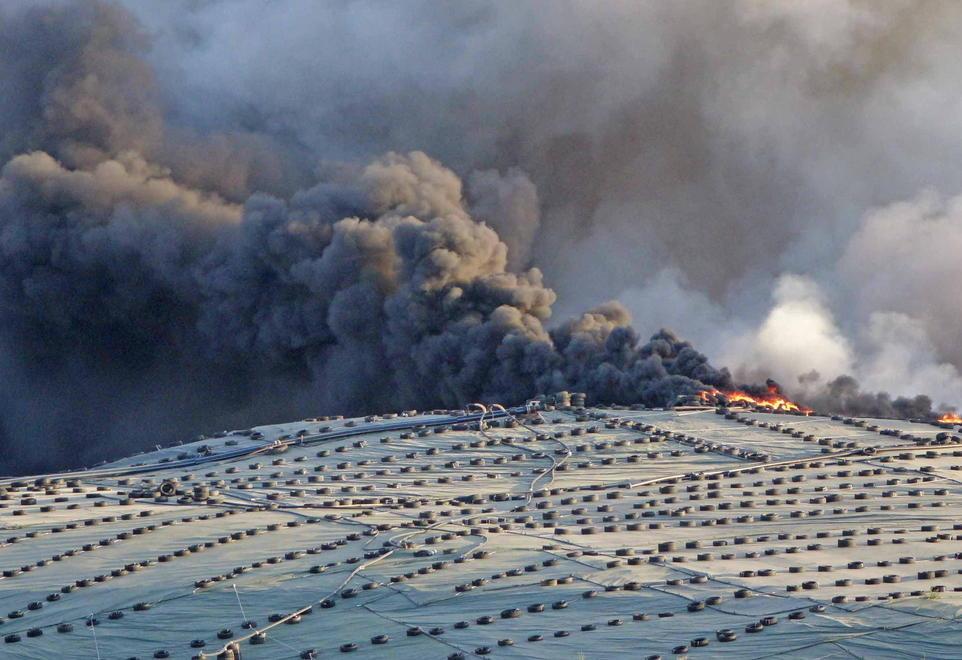 L'imponente incendio alla discarica del Cassero (foto Gori)