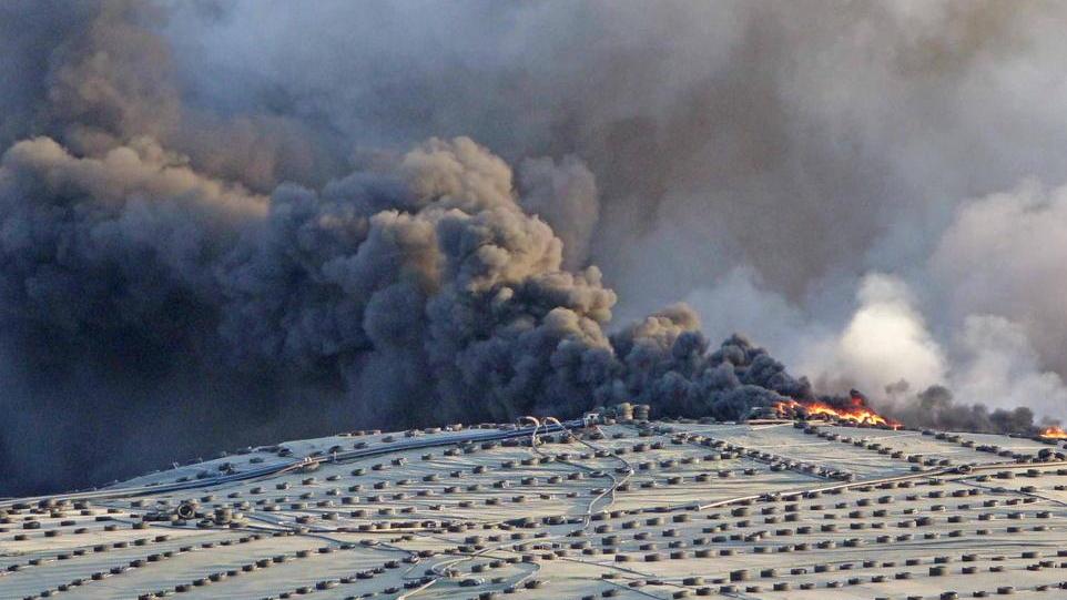 L'imponente incendio alla discarica del Cassero (foto Gori)