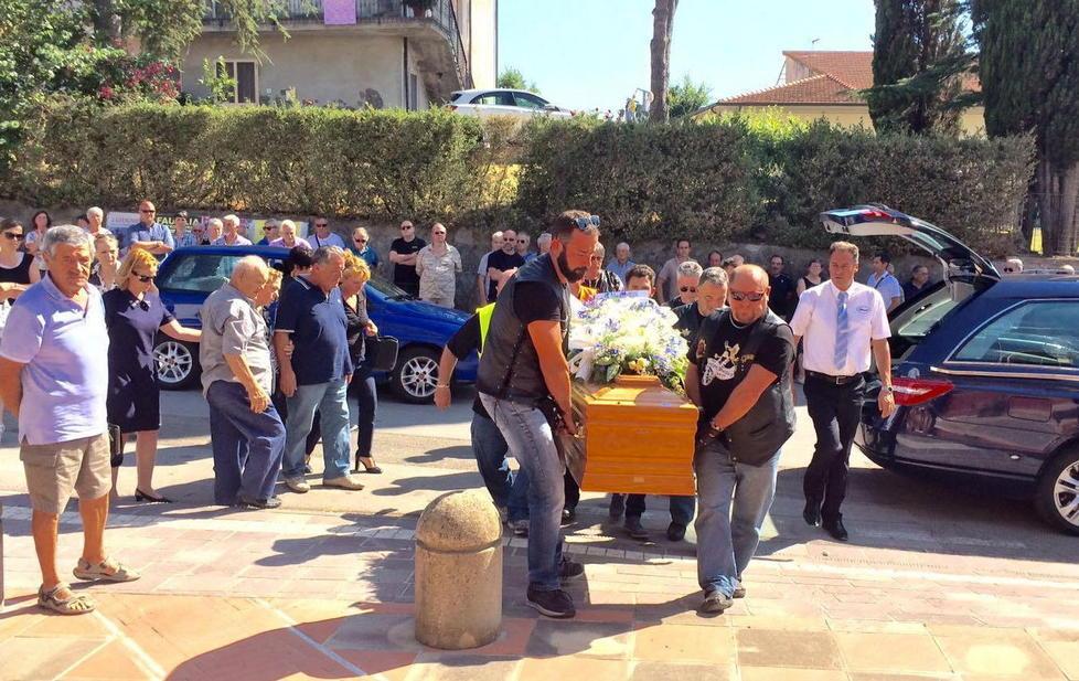 L'ingresso del feretro in chiesa (foto Falorni/Silvi)