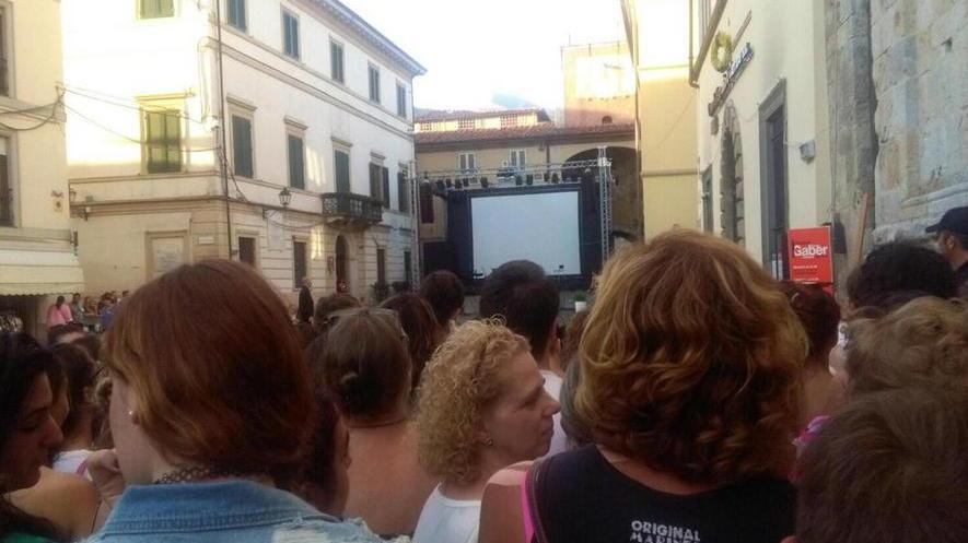 Nek, show in piazza con folla (e caos)