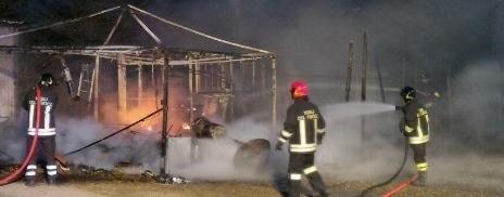 Carmignano, a fuoco tre baracche 